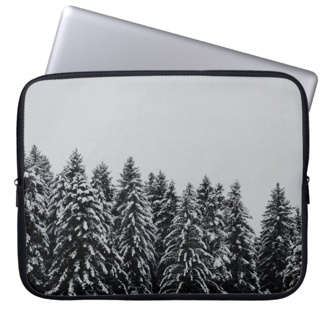 TRÄD OMFATTADE SNÖ UNDER CLOUDY HIMLAR LAPTOP FODRAL (Framsidan)