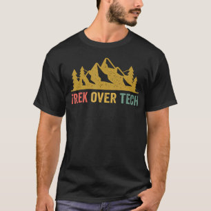 Träd över tekniken utomhus, och hicka i campinggra t shirt