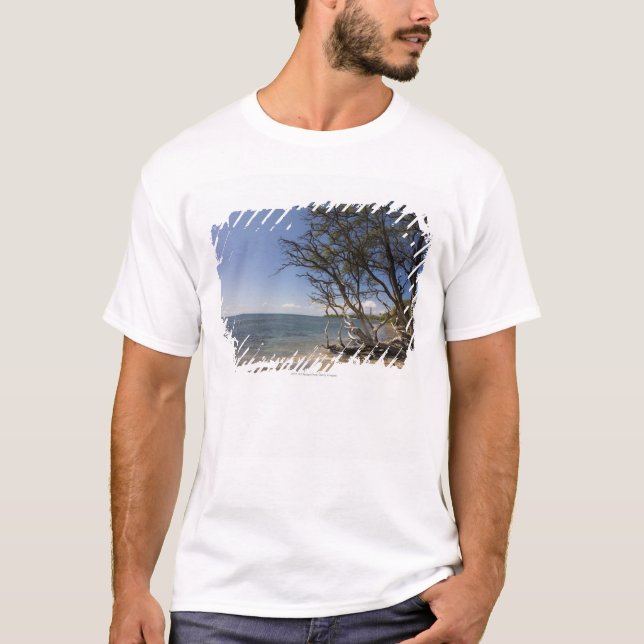 Träd på en strand Along kusten T-shirt (Framsida)
