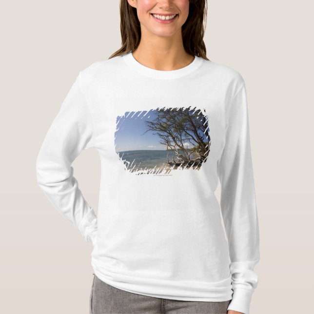 Träd på en strand Along kusten T-shirt (Framsida)
