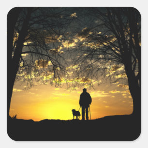 Träd Silhouette of Man and Hund at Sunset Fyrkantigt Klistermärke