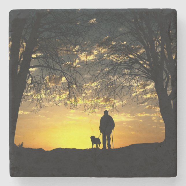 Träd Silhouette of Man and Hund at Sunset Stenunderlägg (Framsidan)