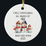 Träd Snowmans första julfamilj Julgransprydnad Keramik<br><div class="desc">Första julen som Träd familj med snutar Ceramic Ornament perfektens första julfest för din familjs första jul med nyfödd bebis. Anpassa ditt prydnadsföremål med din familj namn och datum.</div>