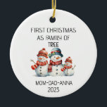 Träd Snowmans första julfamilj Julgransprydnad Keramik<br><div class="desc">Första julen som Träd familj med snutar Ceramic Ornament perfektens första julfest för din familjs första jul med nyfödd bebis. Anpassa ditt prydnadsföremål med din familj namn och datum.</div>