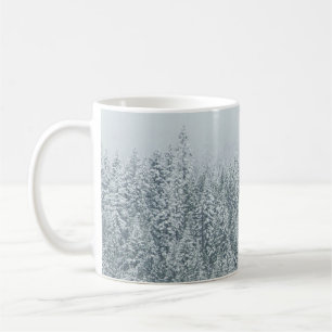 TRÄD SOM TÄCKER SNÖ KAFFEMUGG