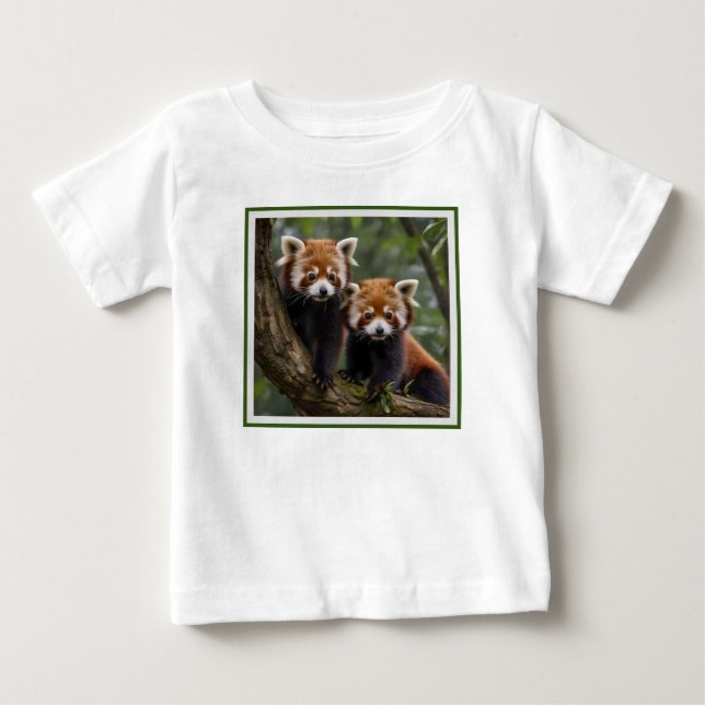 "Träd-top Explorers: Baby Red Pandas Tittar ut T Shirt (Framsida)