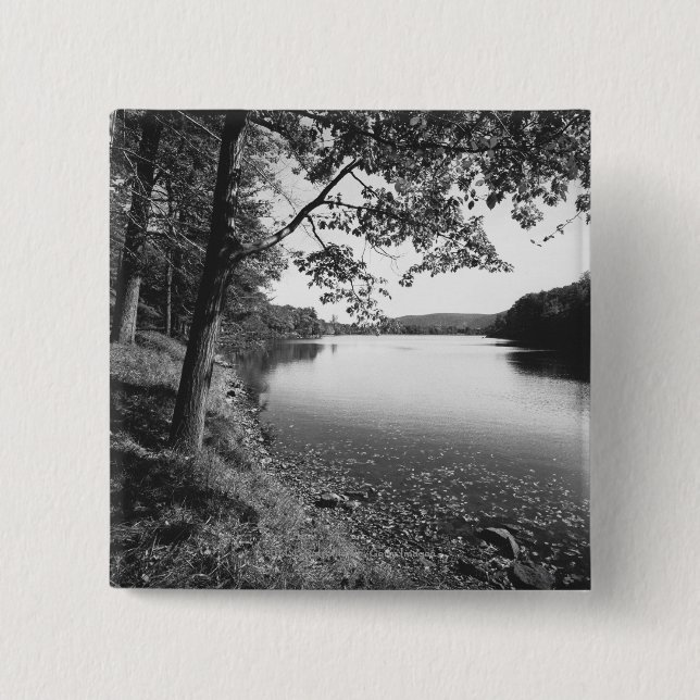 Träd vid floden B&W Knapp (Framsida)