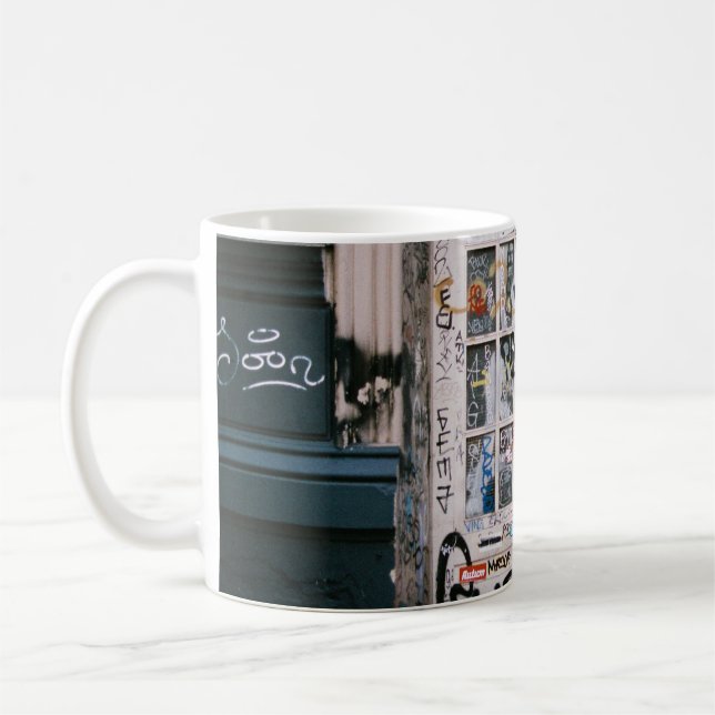 TRÅDDÖRR MED HANDSKRIVNINGAR KAFFEMUGG (Vänster)