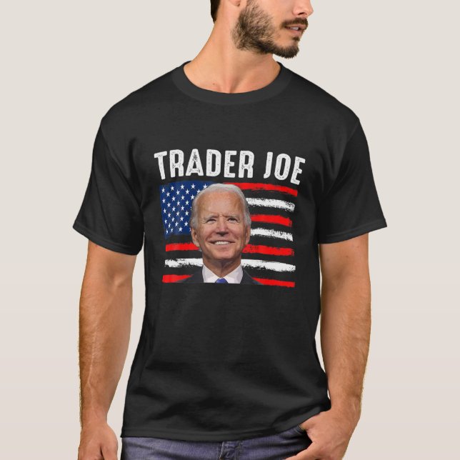 Trader Joe Funny Anti-Biden US Flag Biden Confused T Shirt (Framsida)
