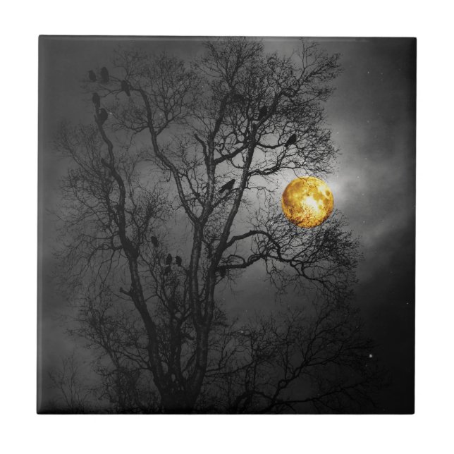 Trädfullt av ravens med en full moon. kakelplatta (Framsidan)