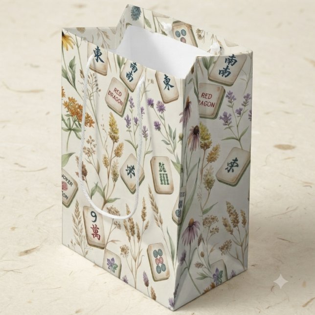 Trädgård med vildblommor Mahjong-plattforms mönste (Wildflower gift bag for a mahjong lover's birthday celebration.)