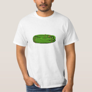 Trädgården vattnar med slang tee