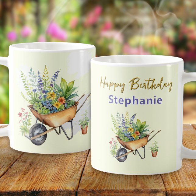 Trädgårds älskare Wheelbarrow Watercolor Grattis p Kaffemugg (A personalized mug for garden lovers, with Happy Birthday greeting and watercolor-style wheelbarrow)