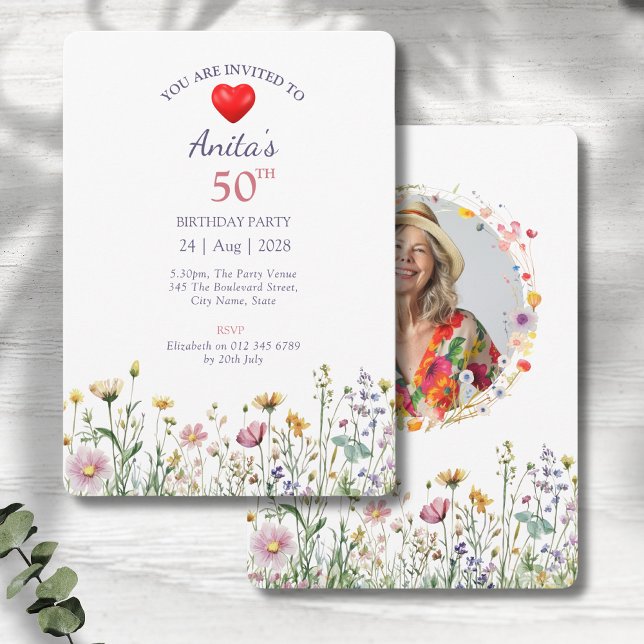 Trädgårdsblommor Vild äng 50-års födelsedagsfoto Inbjudningar (50th birthday floral birthday party invitations on a grey wood background)