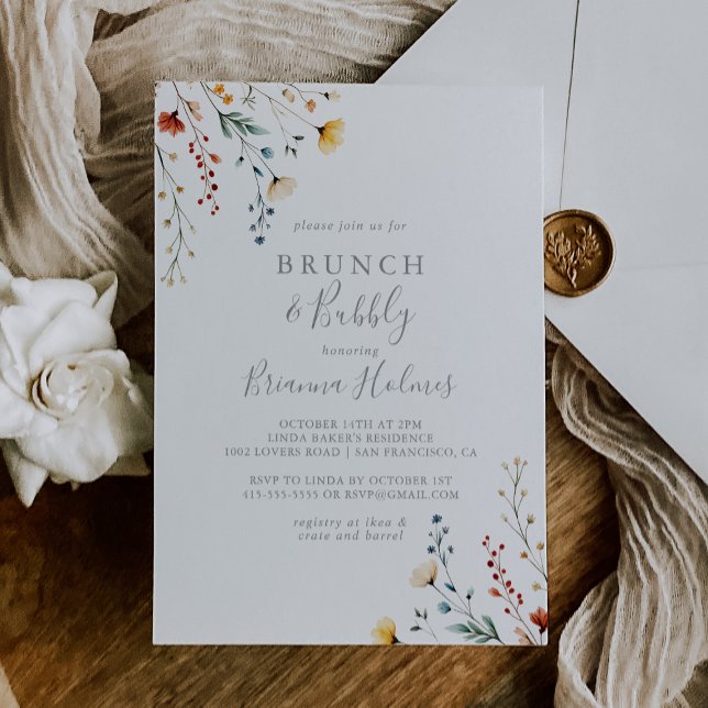 Trädgårdsbrunch med vildblommor och bubbel för bru inbjudningar (Skapare uppladdad)