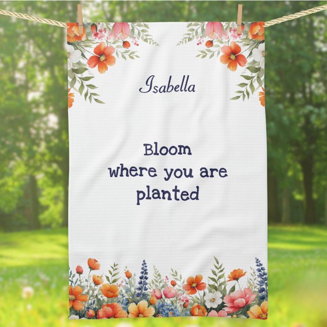 Trädgårdsentusiastens Citat | Blomstra där du är p Kökshandduk (A personalized kitchen towel with garden flowers design and 'Bloom where you are planted' words)