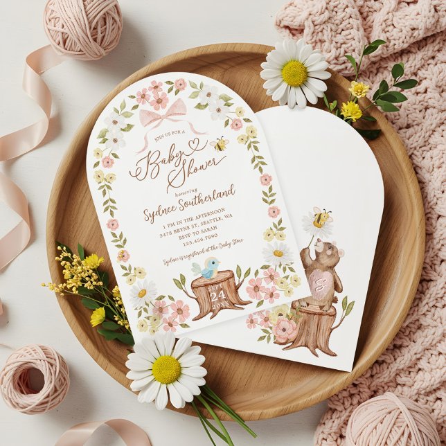 Trädgårdshuggare för Blommigt av kutym av knittat  Inbjudningar (Cute Knitted Floral Woodland Bear Baby Girl Shower Invitation)