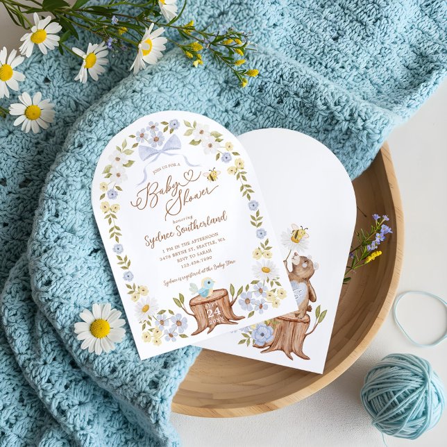 Trädgårdshuggare för Blommigt av kutym av knittat  Inbjudningar (Cute Knitted Floral Woodland Bear Baby Boy Shower Invitation)