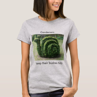 Trädgårdsmästarar håller deras för tee shirt