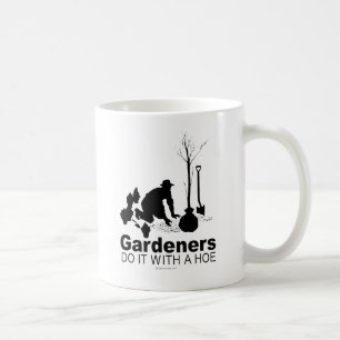 trädgårdsmästare gör det med en hacka kaffemugg