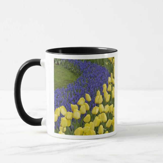 Trädgårdsmönster av druvhyacintblommor och mugg (Vänster)