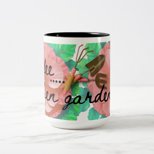 Trädgårdsmugg med blommor och verktyg Två-Tonad mugg (Center)