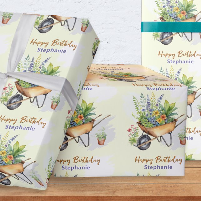 Trädgårdsrelaterad Personlig Glad Födelsedag Presentpapper (Personalized birthday gift wrap on a roll, with wheelbarrows full of plants and personalized name)
