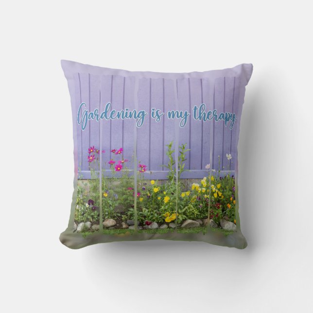 Trädgårdsskötsel är min terapi Lila blomsterstaket Kudde (Framsida)