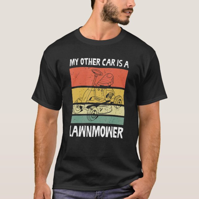 Trädgårdsskötsel Min andra bil är en gräsklippare  T Shirt (Framsida)
