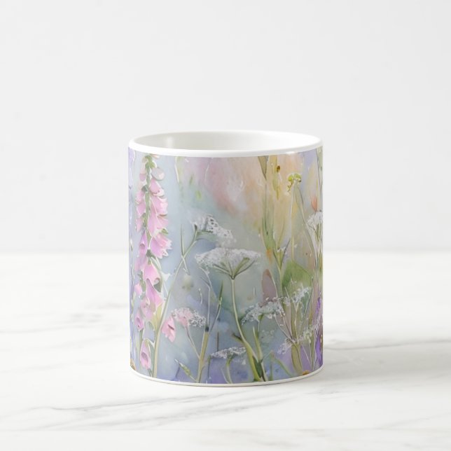Trädgårdsstugans vildblommor omslutande kaffemugg (Center)