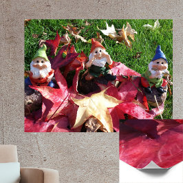 Trädgårdstomtar på gården faller röda bruna blad poster