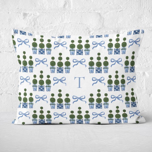 Trädgårdsträd i Chinoiseriestil med monogramförsed Prydnadskudde (Topiary Tree Bow Monogram Lumbar Pillow)