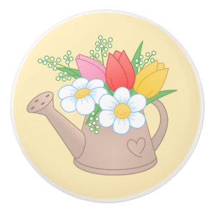 Trädgårdsvattningskanna med blommor på gul bakgrun knopp