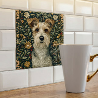 Trådig Jack Russell Terrier i Cottagecore-trädgård Kakelplatta