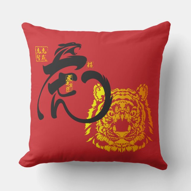 Traditional Chinoiserie Golden Tiger Symbol Red Kudde (Framsida)