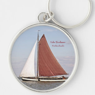 Traditional Sailboat Cruising on Ijsselmeer Rund Silverfärgad Nyckelring
