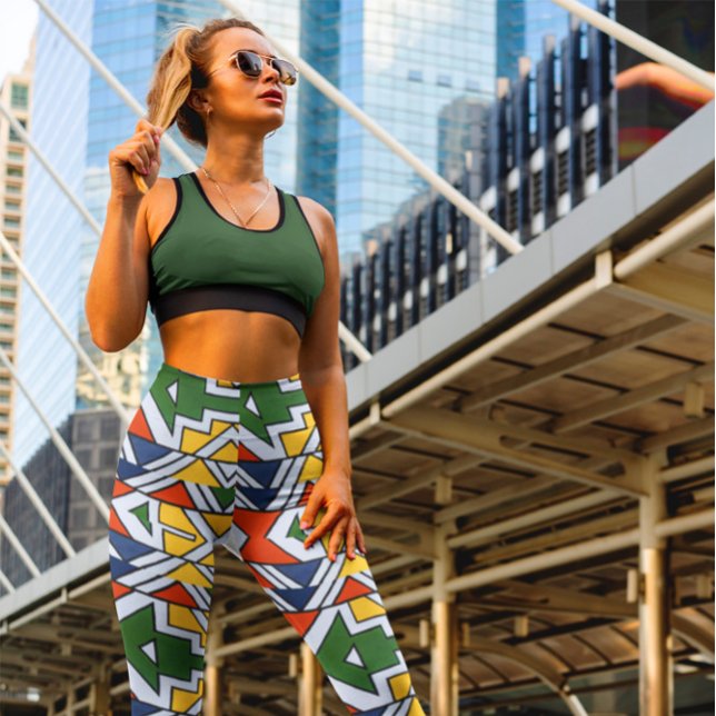 Traditionell afrikansk Mönster med hög dispyt dokt Leggings (Traditional African Patterns High Waisted Dance Yoga Leggings mockup of a woman-posing in the city)
