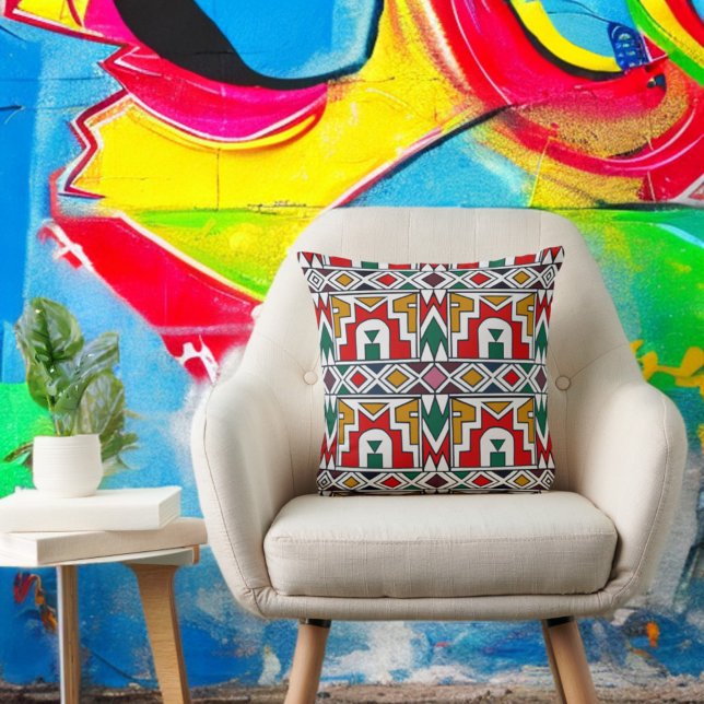 Traditionell, färglös afrikansk stamkonst kudde (Traditional Colorful African Tribe Native Art Throw Pillow On A Chair Colorful Backdrop)