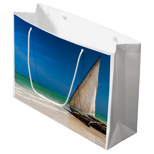 Traditionell fiskebåt på stranden (Framsidan Vinklad)