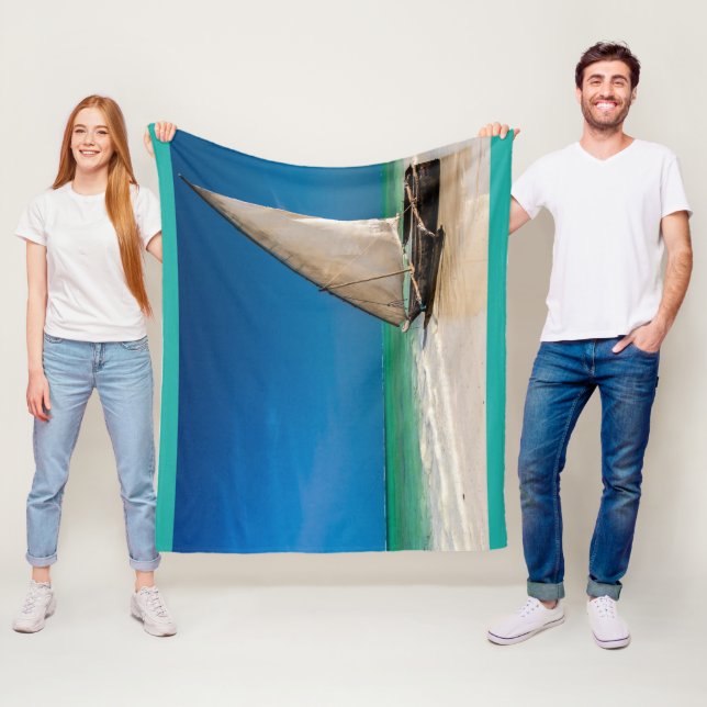 Traditionell fiskebåt på stranden fleecefilt (På plats)