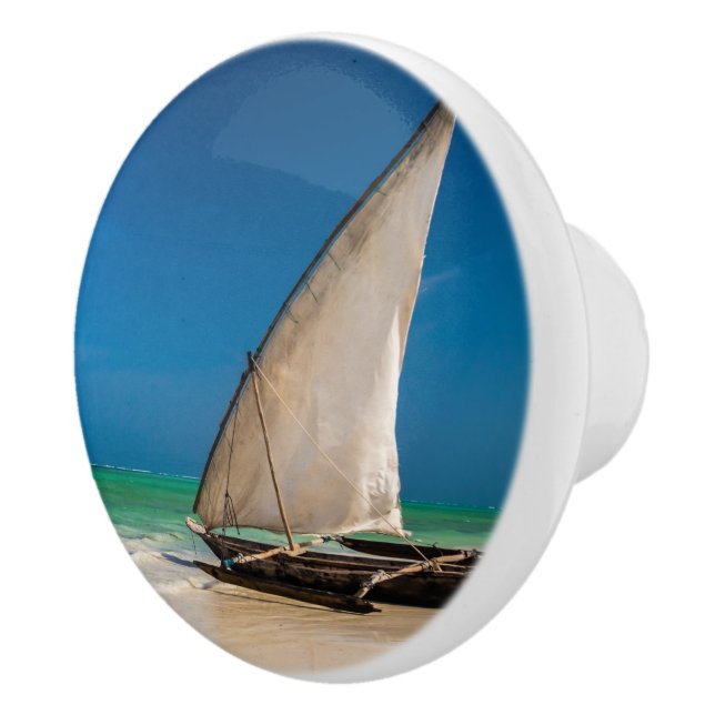 Traditionell fiskebåt på stranden knopp (Höger)