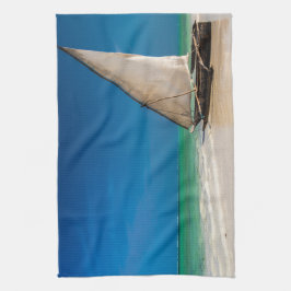 Traditionell fiskebåt på stranden kökshandduk