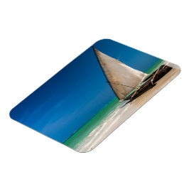 Traditionell fiskebåt på stranden magnet