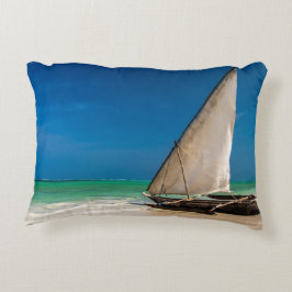 Traditionell fiskebåt på stranden prydnadskudde