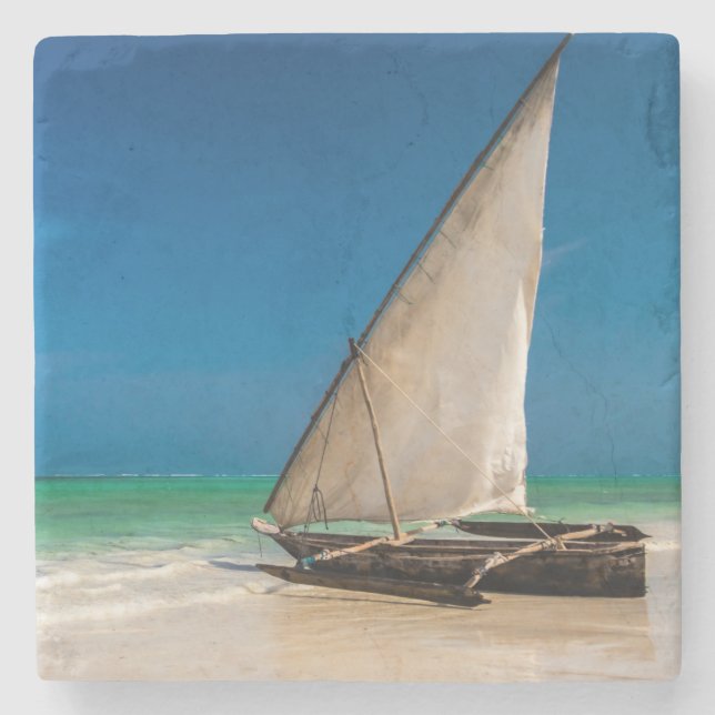 Traditionell fiskebåt på stranden stenunderlägg (Framsidan)