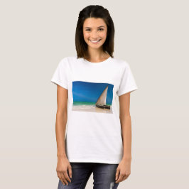 Traditionell fiskebåt på stranden t shirt