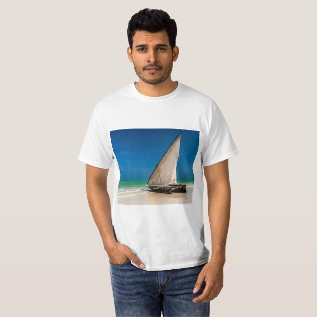 Traditionell fiskebåt på stranden t shirt (Hel framsida)