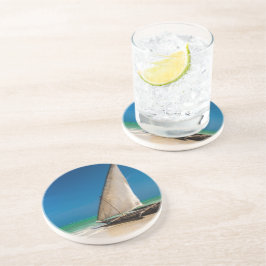 Traditionell fiskebåt på stranden underlägg