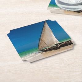 Traditionell fiskebåt på stranden underlägg papper