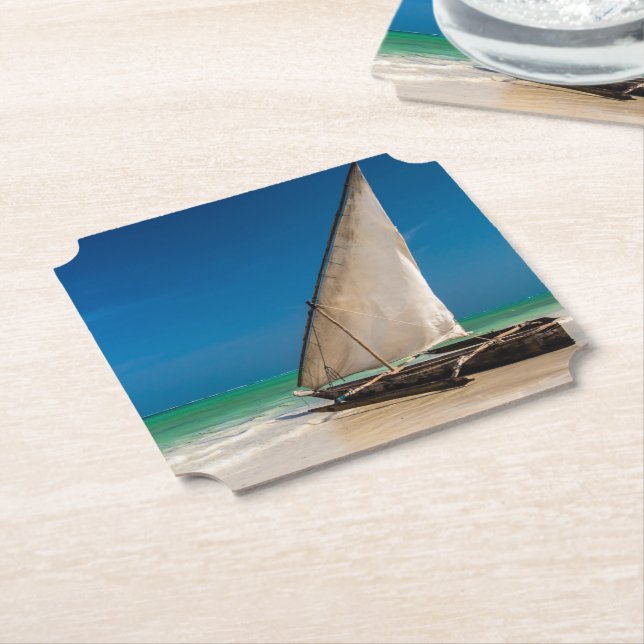 Traditionell fiskebåt på stranden underlägg papper (Vinklad)